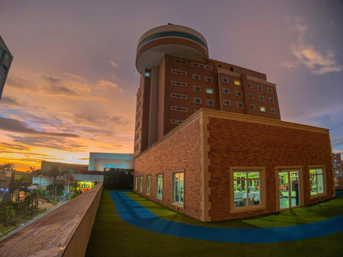 Hotel Dann Carlton Barranquilla Y Centro De Convenciones Exterior foto The hospital at sunset